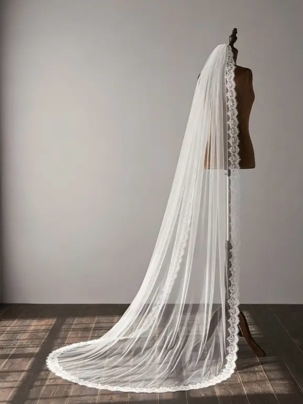 Elegant White Lace-Edged Bridal Veil - Unbranded